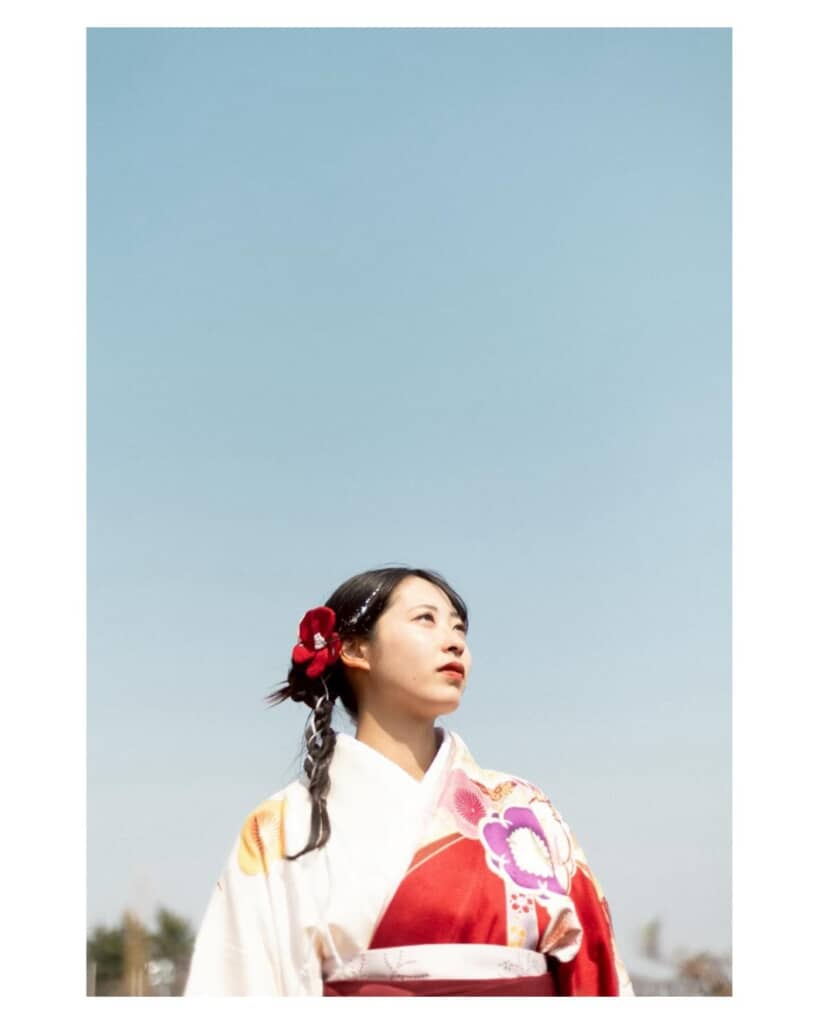 青空と袴姿の女性