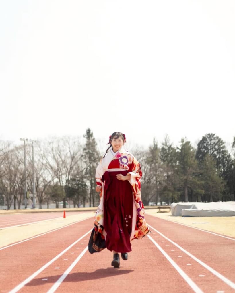 コース上を走る袴姿の女性
