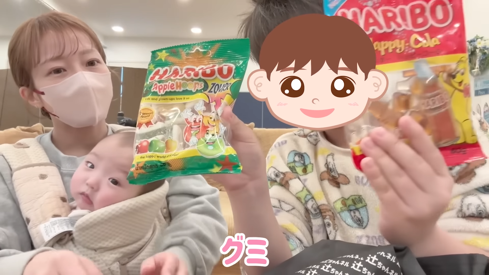 両手にグミを持った幸空くん（画像はYouTubeから）