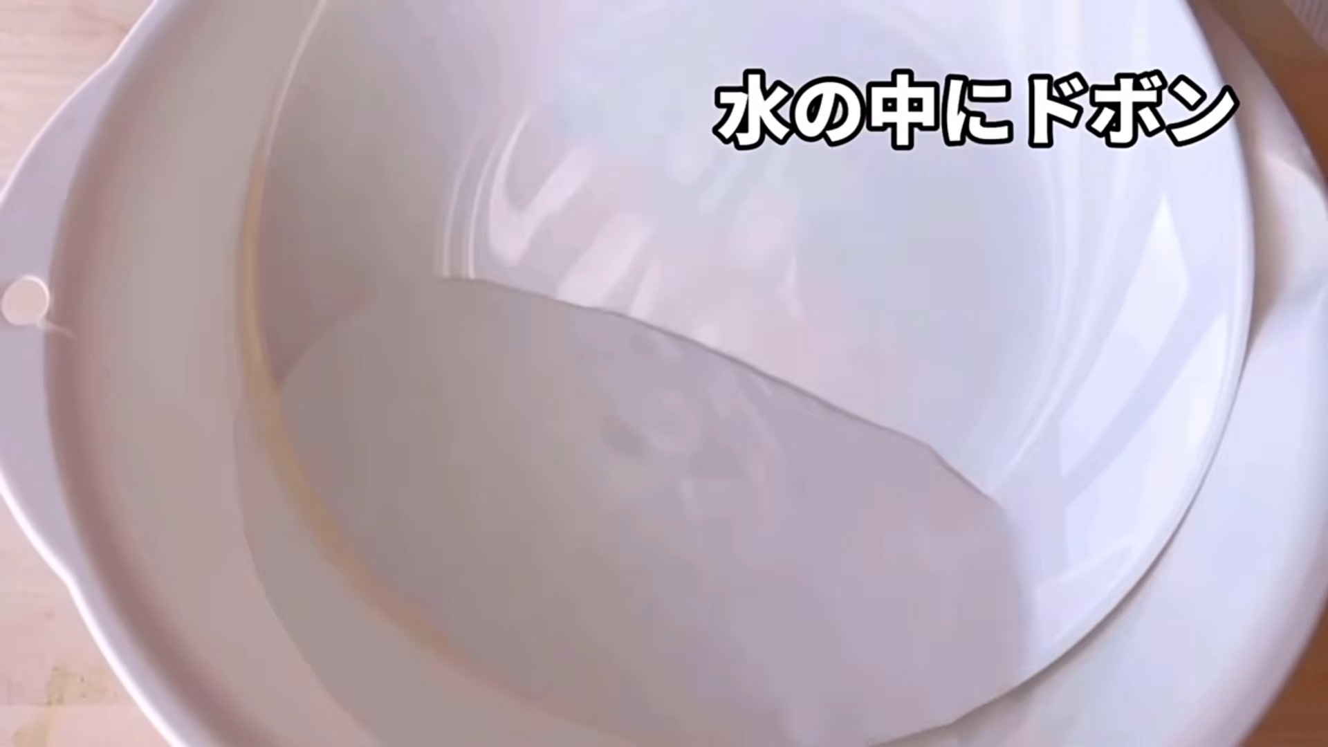 皿を水の中にドボン→ラップを被せ、食パンと材料を入れるだけで……「実にけしからん」喫茶店風の完成品に「やばいお腹空いて来た」（1/3） | ライフスタイル ねとらぼ