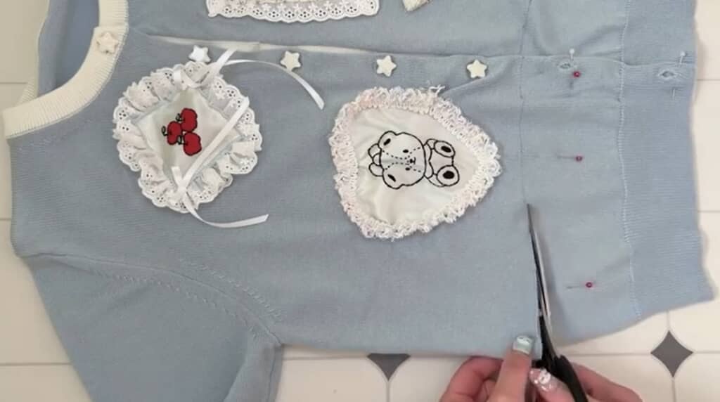 裾をカットします