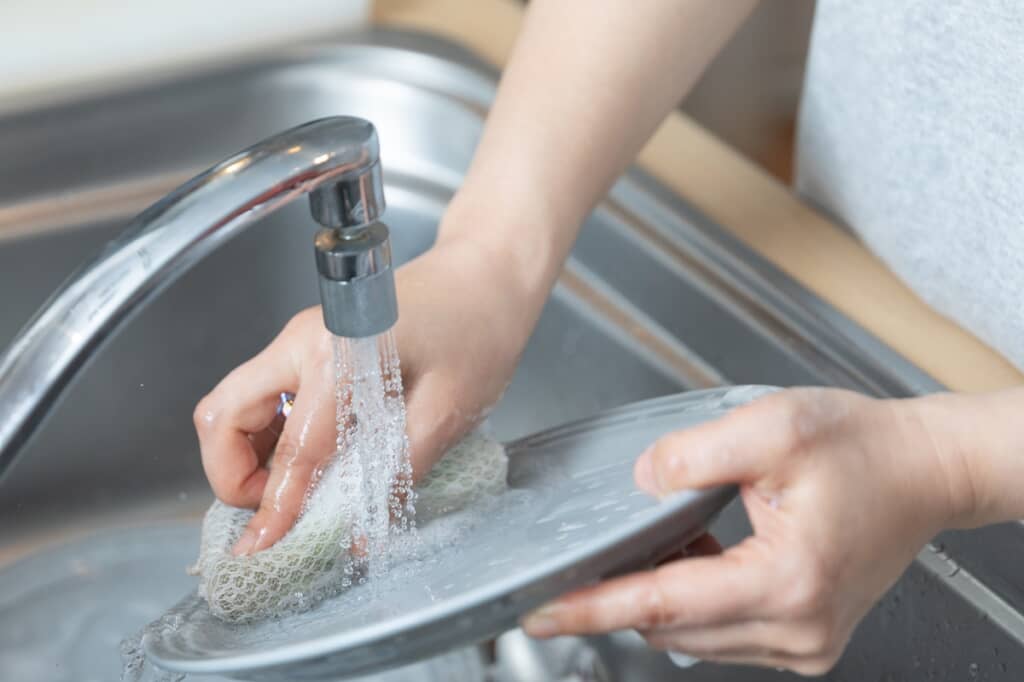 夫が緊張しながら洗っているのは……（イメージ画像／出典：PIXTA）