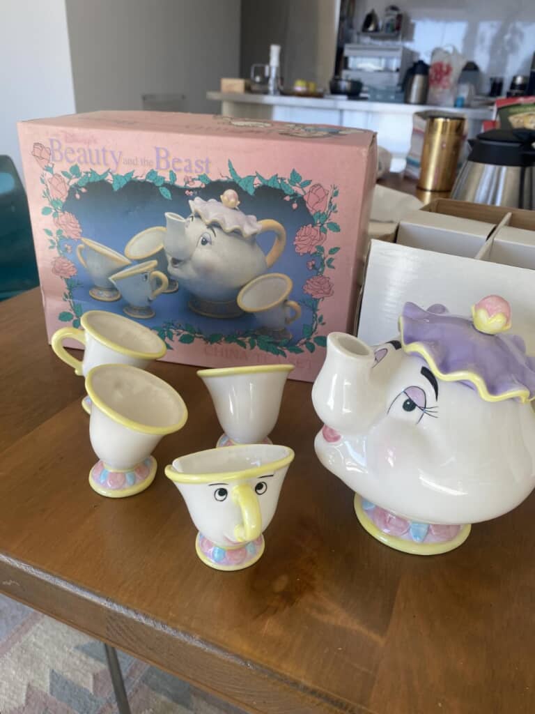 ポット夫人&チップのティーセット(別角度)