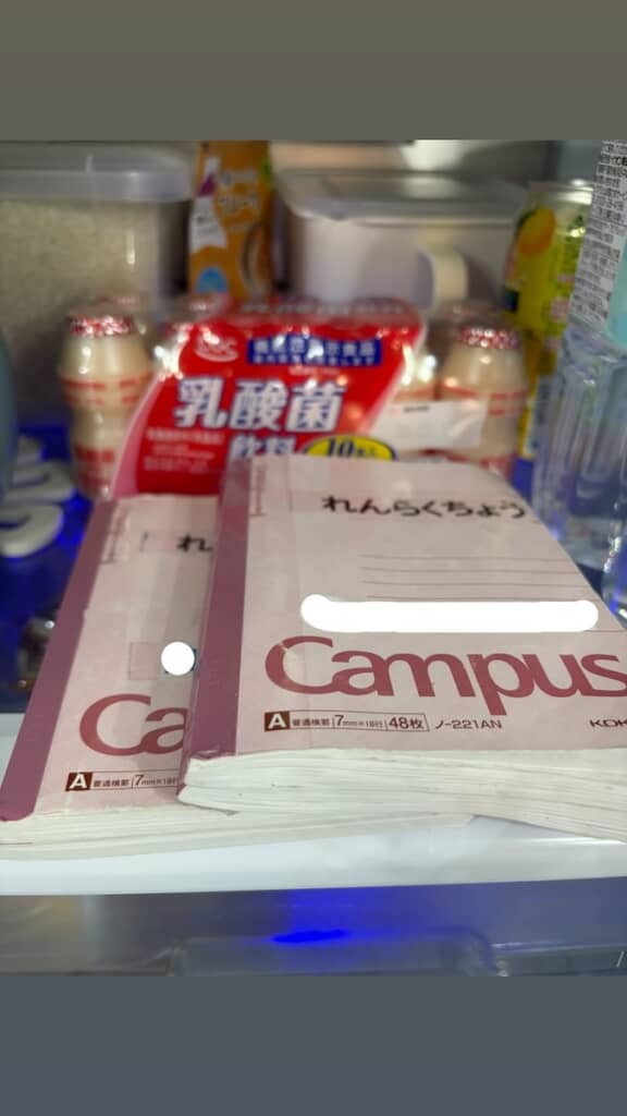 冷蔵庫の中に置かれた2冊の連絡帳