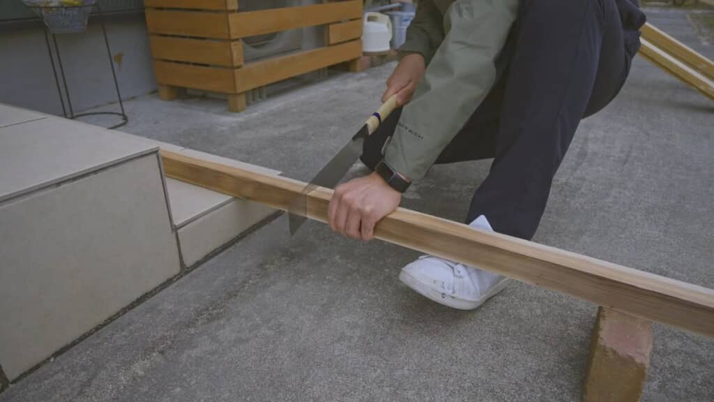 生活感を隠すためのウッドフェンスの柱を切り出す