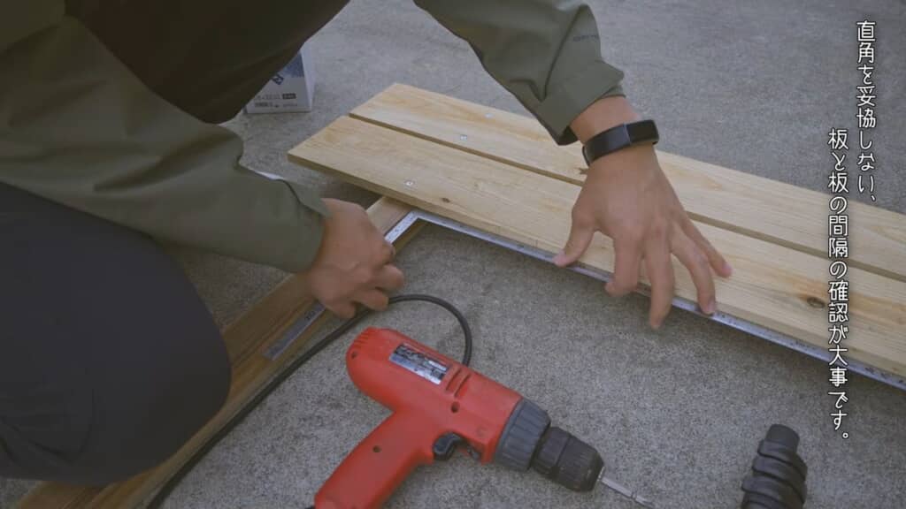 キレイに壁板を固定していく