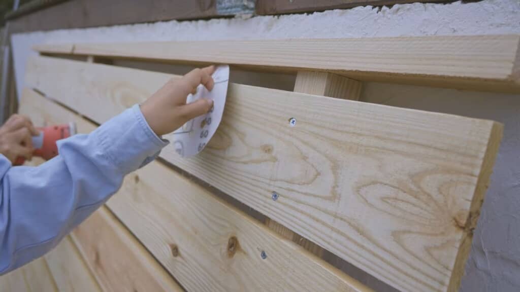 息子と一緒にフェンスの表面を磨く投稿者