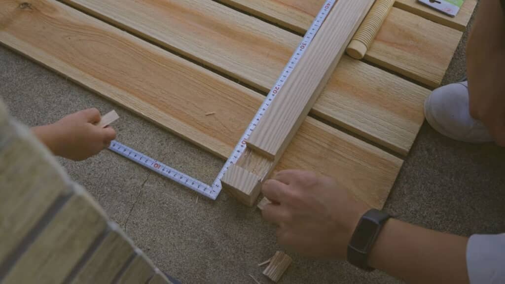 ウッドフェンスの一部を削る