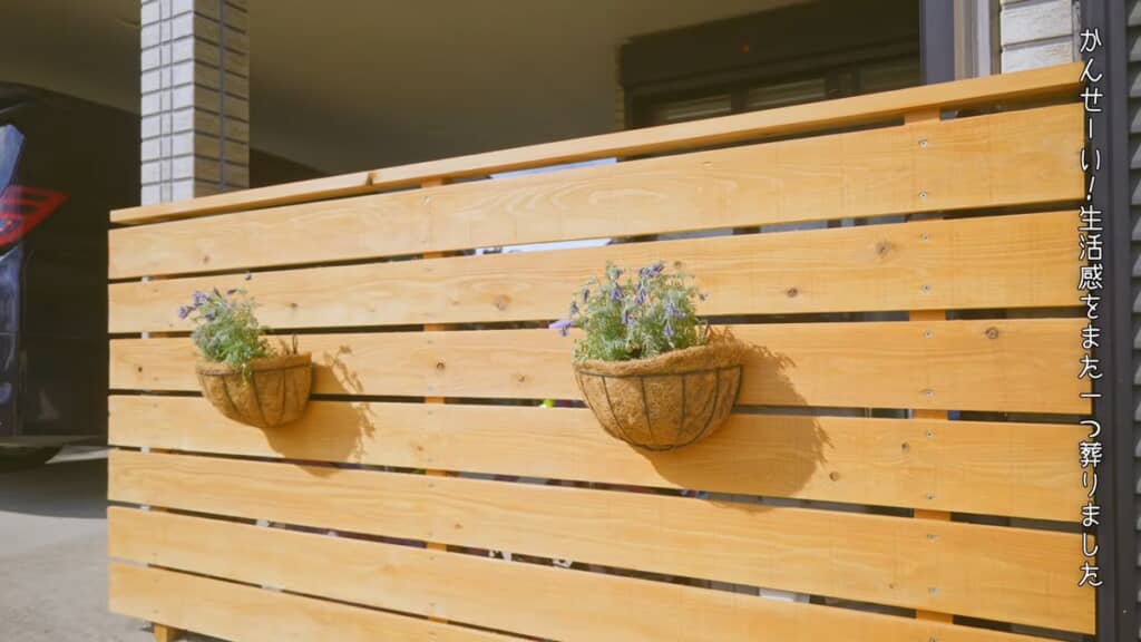 花を飾り付けたウッドフェンス