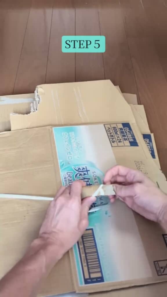 ヒモに丸めた段ボールをからめて
