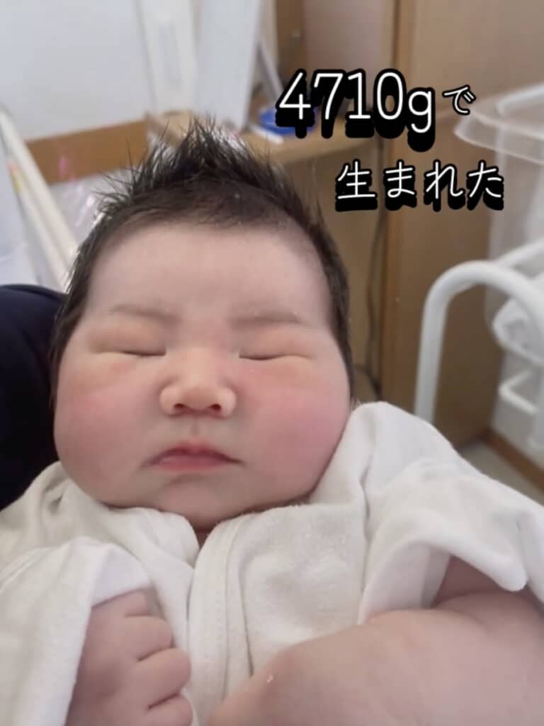 4710グラムで生まれた息子さん。新生児とは思えないほどのふくよかさ……!