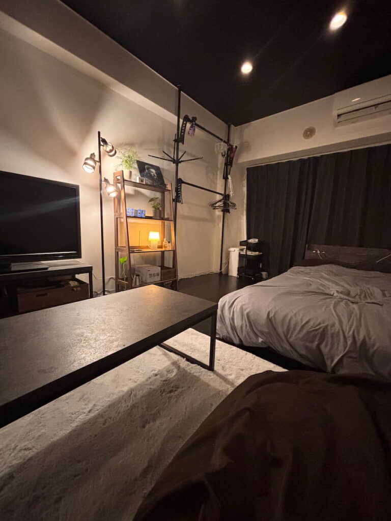 カーテンやシェルフ（棚）、フロアランプもニトリ！