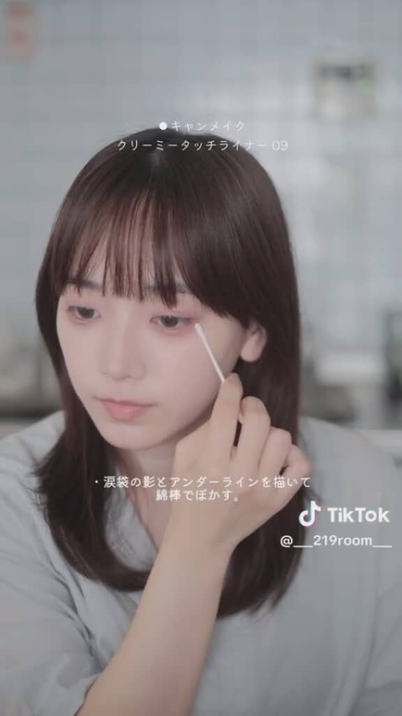 綿棒で自然な陰影に