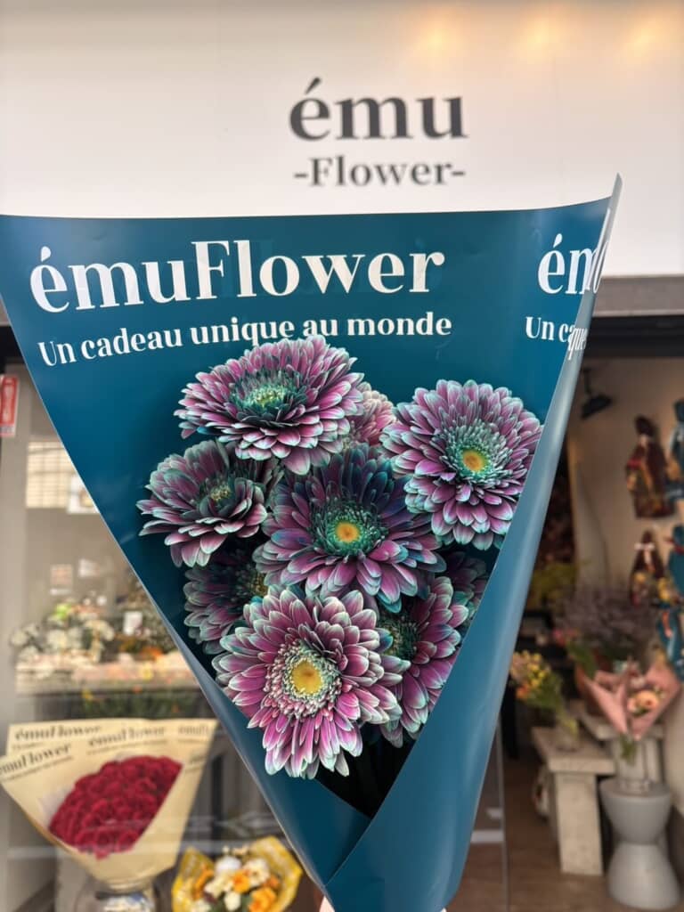 ネイビーのラッピングペーパーで包んだ様子