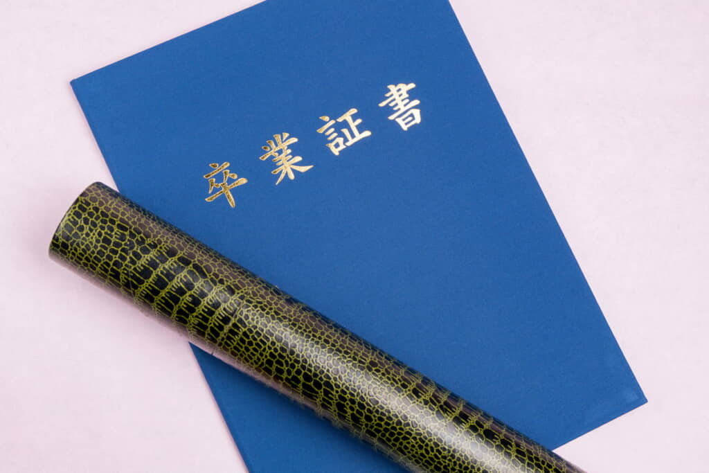 涙の卒業式を終えた次男くん（出典：PIXTA）