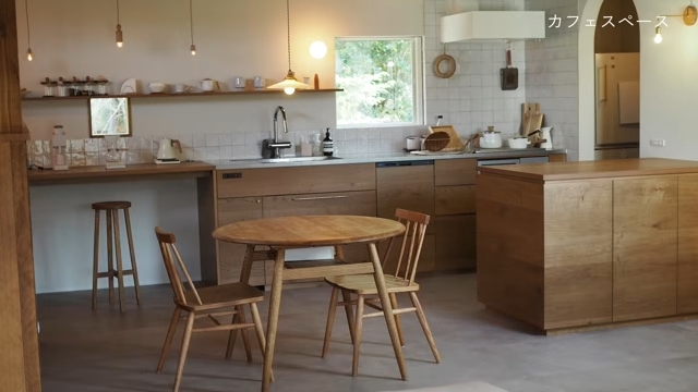 「カフェスペース」のキッチンとダイニング