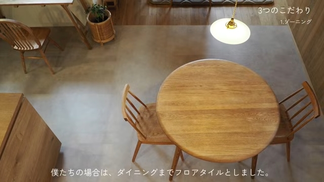 カフェスペースは白いフロアタイル