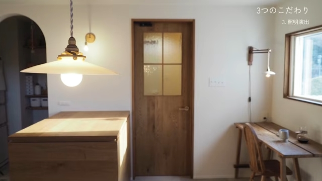 「つむぎ商會」の「old milky white glass lamp」(手前)と、AXCIS」の「AXCIS WOOD BRAKET ZIG」(奥)