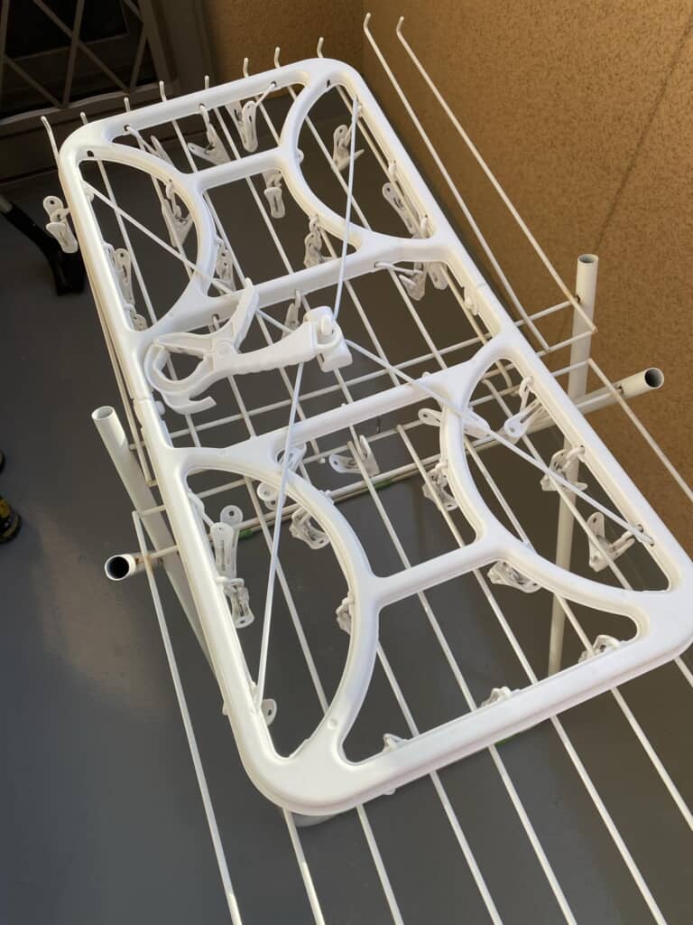 タオルスタンドの上にそのままオン!(画像提供:tobari.bmsgさん/@tobari.bmsg)