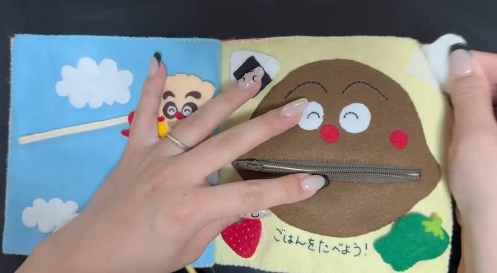 食べ物をカレーパンマンの口へ