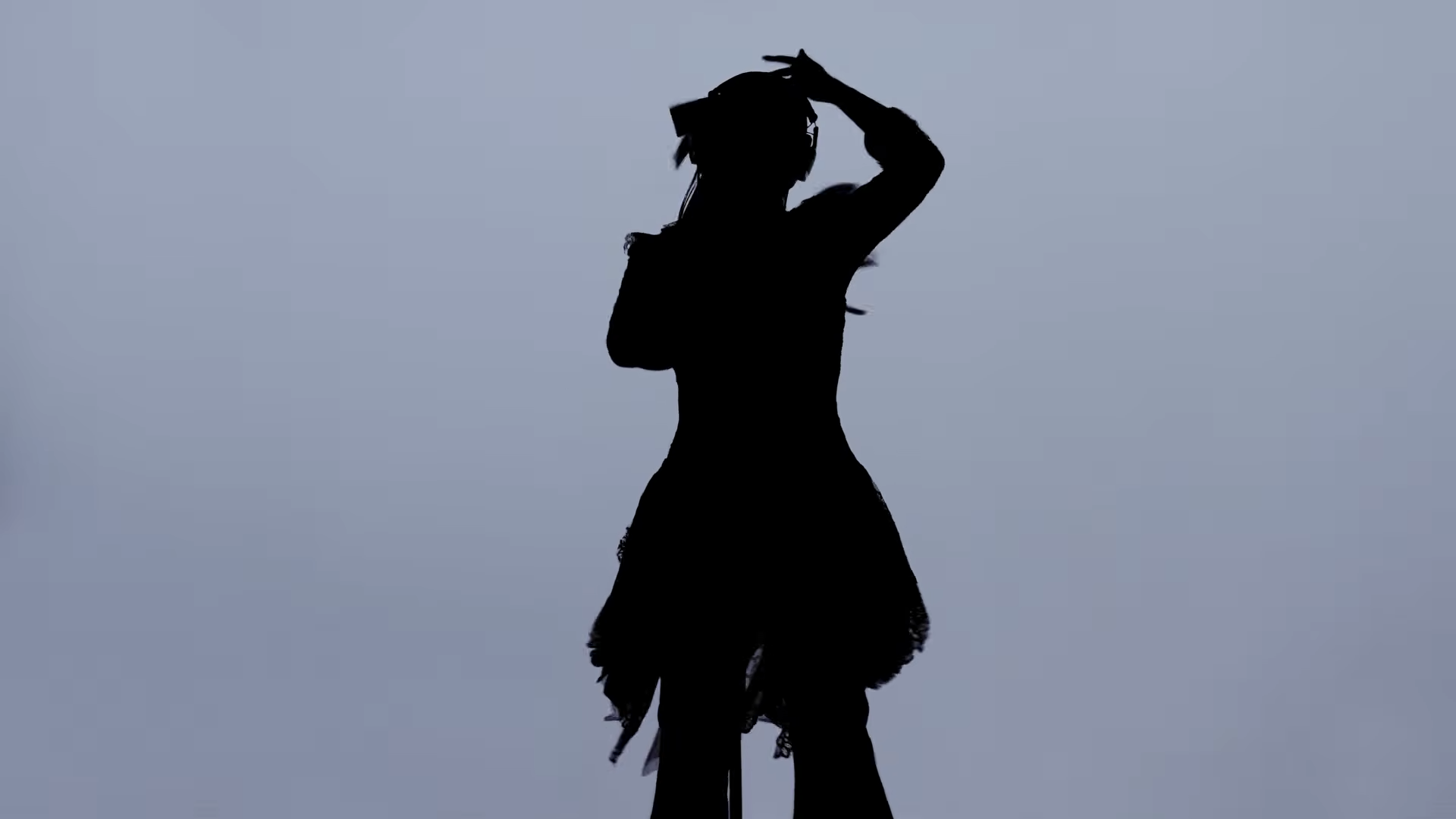 ほっそりとしたシルエットを公開（画像はYouTubeから）