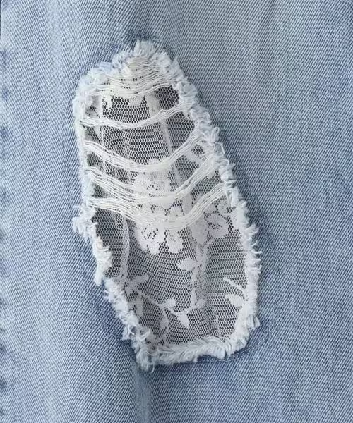 トレンド感のあるレースがあしらわれています