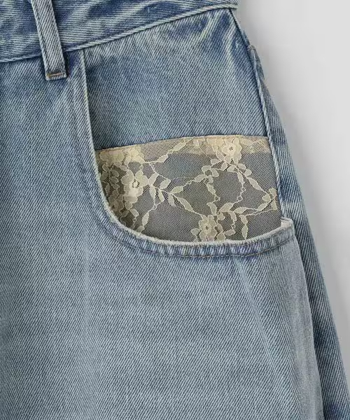 前面のポケットにもレースが施されています