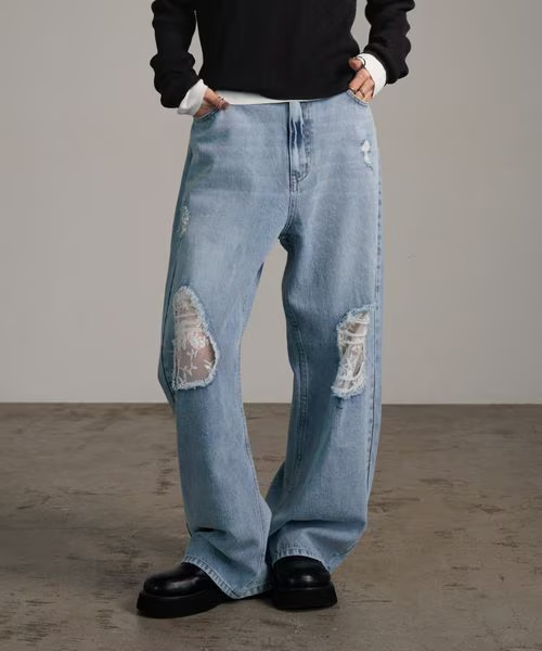 ダメージ部分にレースがあしらわれたダメージレースデニム