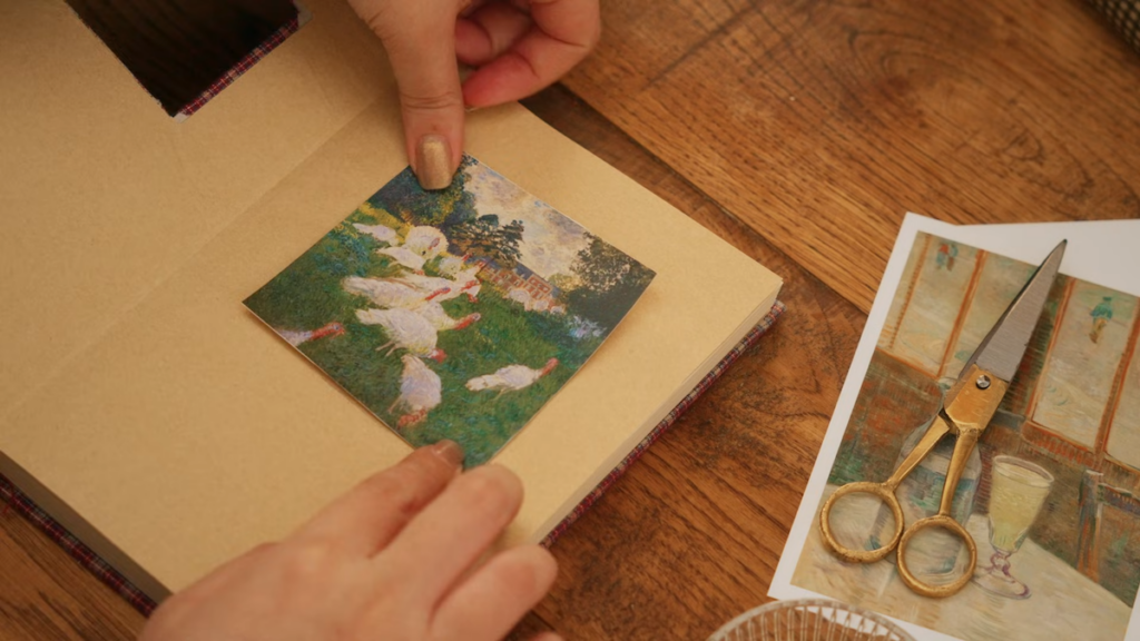 表紙の小窓からのぞかせるポストカードを貼り付け