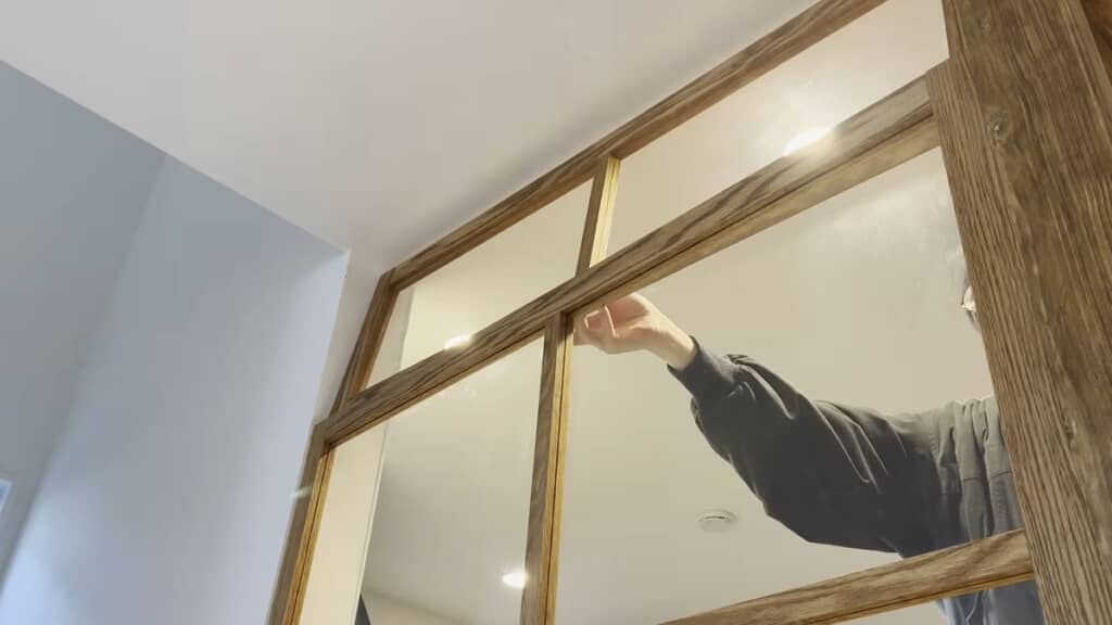 窓の上部に仕込むアクリル板付きの木枠