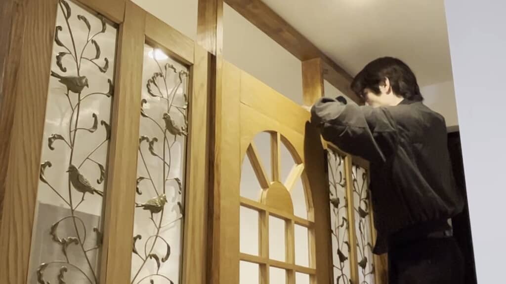 猫の侵入を防ぐため壁上部にもアクリル板付きの木枠をはめ込む