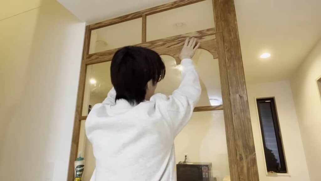 窓用飾りを貼っていく投稿者