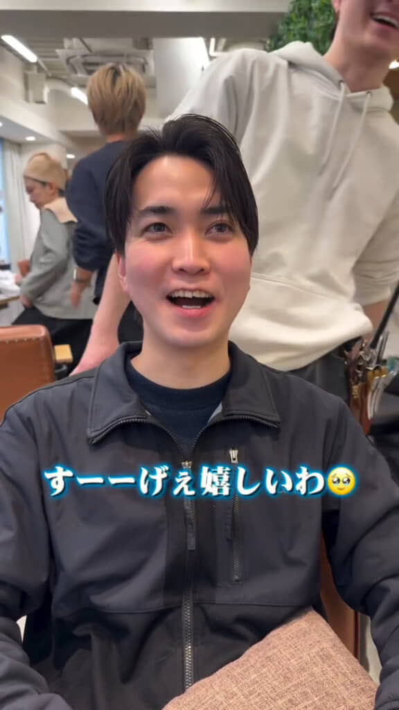 教え子に髪を切ってもらってうれしそうな先生でした!