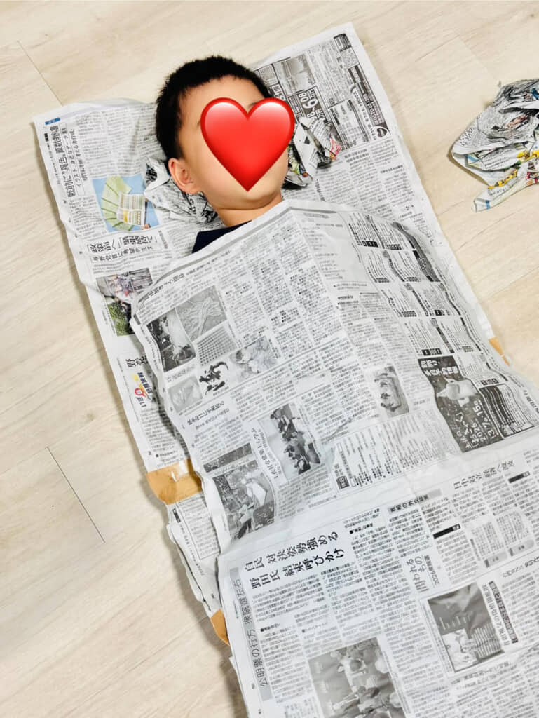 自作の布団にくるまって満足そうな息子くん