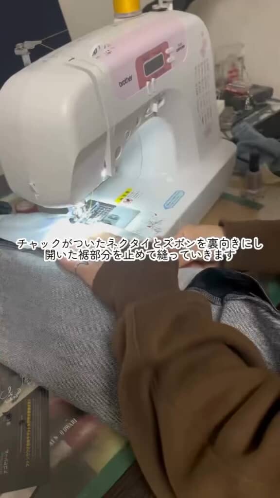 デニムパンツとネクタイを合体