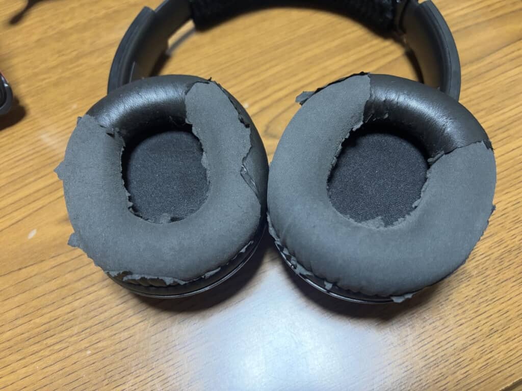 ボロボロになったヘッドホン