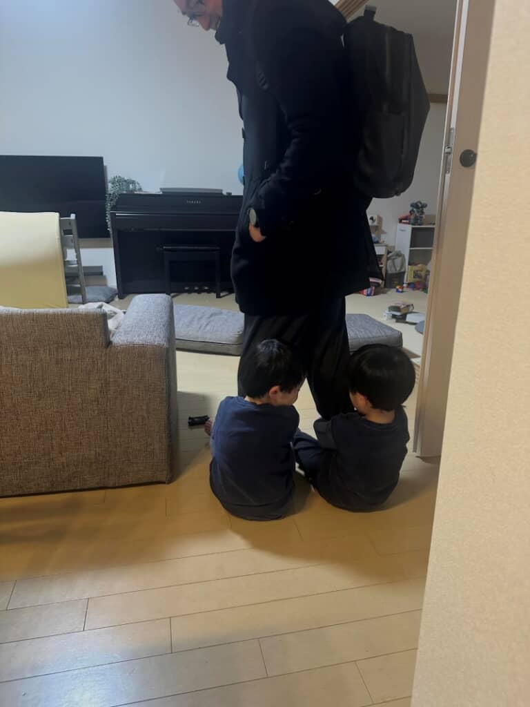 両足をしっかりホールドされて笑顔のパパさん