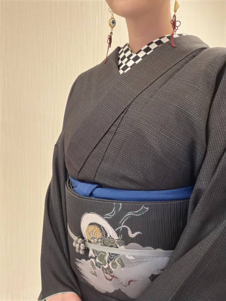 帯の前側には風神