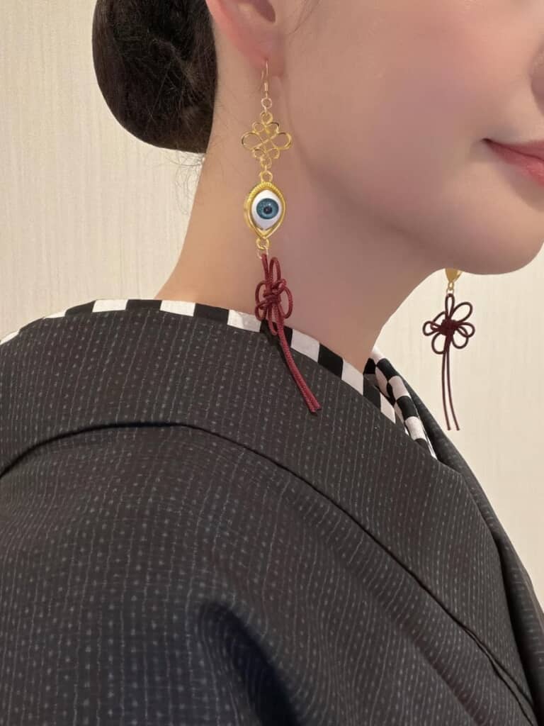 展示会のコンセプトに合わせた目玉ピアス。半衿にも注目