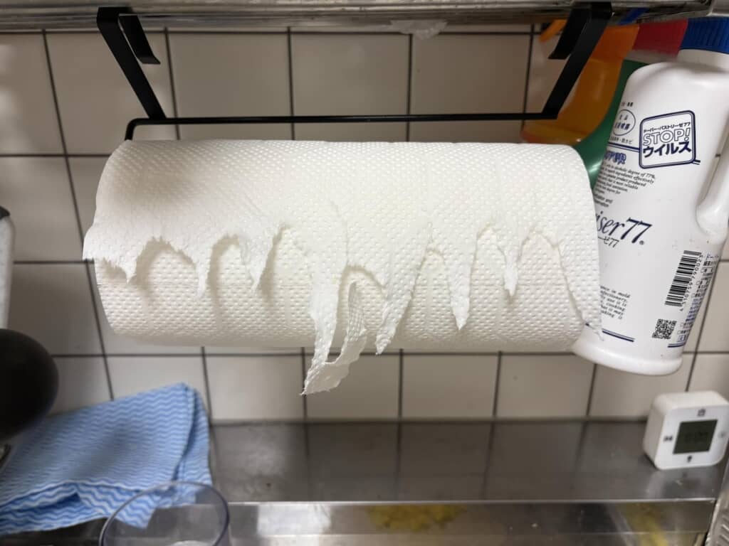 端がビリビリになったキッチンペーパー