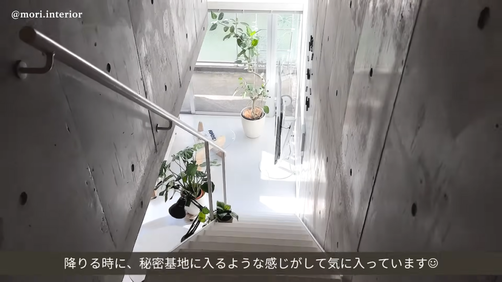 生活スペースへ向かうスケルトン階段