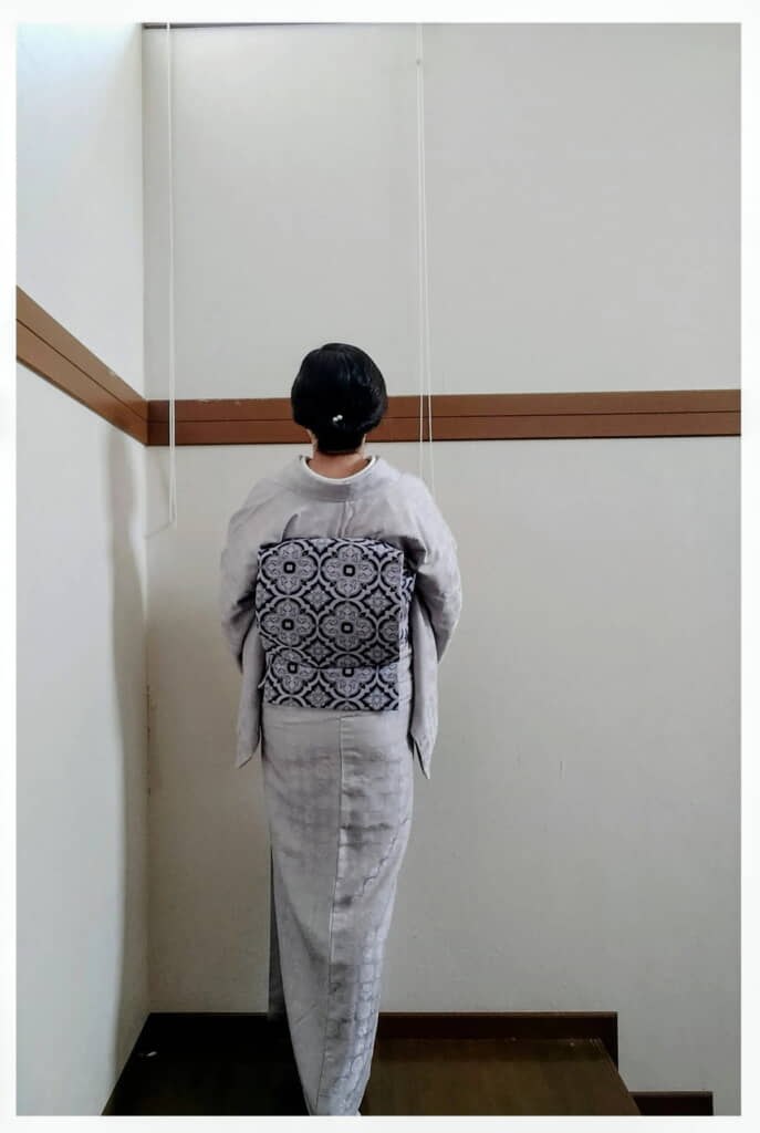 品のある美しい着物姿の西川さんですが……