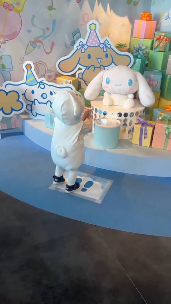 プレゼントを渡しに行く姿もかわいすぎる