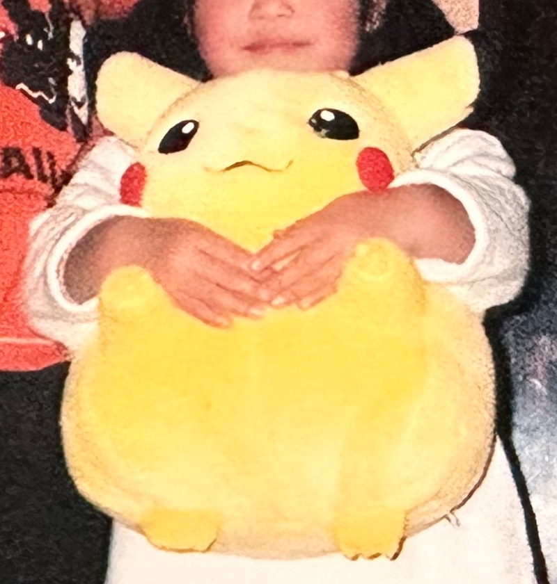 大切なお友達を大事そうに抱っこする幼少期のどぴかさん