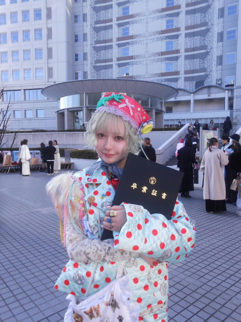 なんともポップでかわいらしいコーディネートを披露