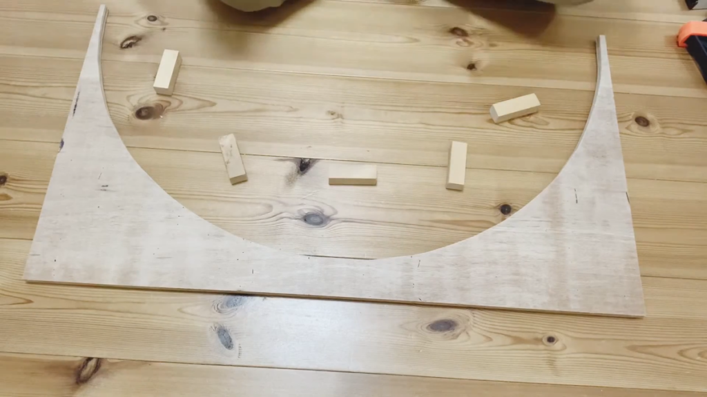 アーチ型にカットした合板