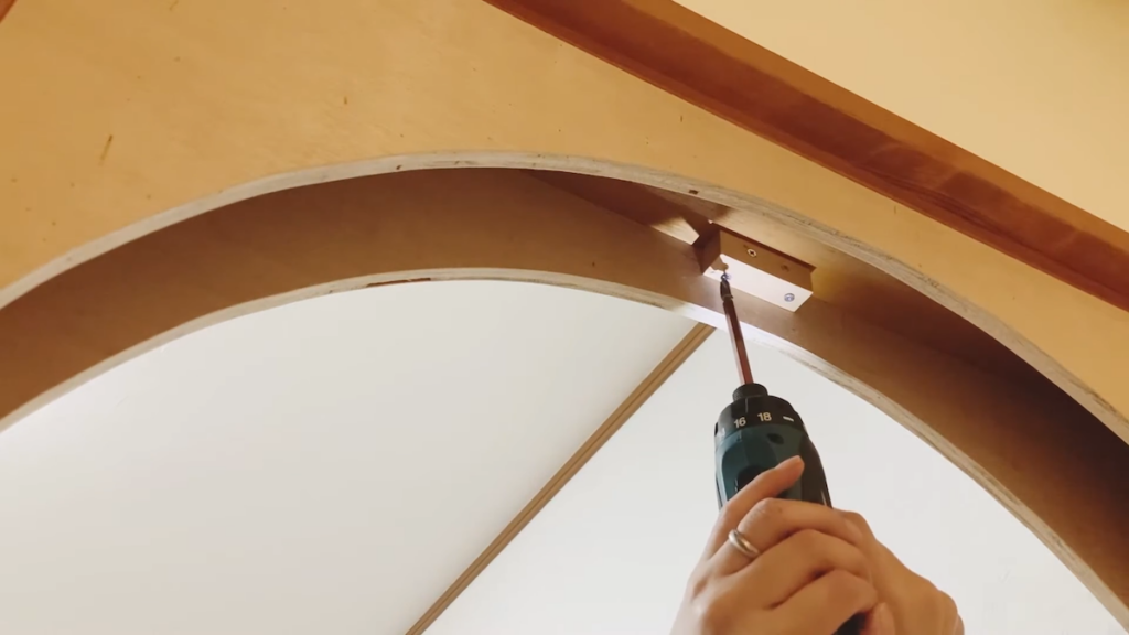 完成したアーチパーツをドア枠に取り付け