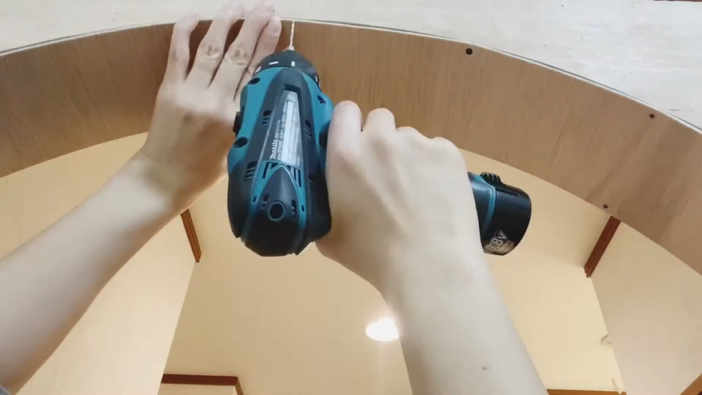 アーチの曲線部分にはベニヤ板を使用