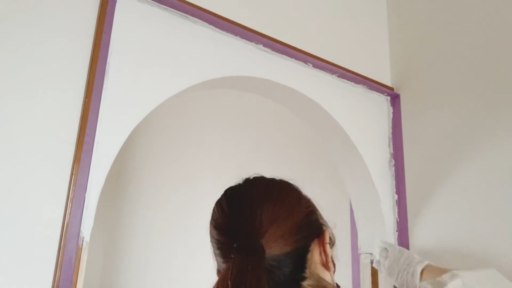 壁用仕上・補修材の「モルモル」を塗布