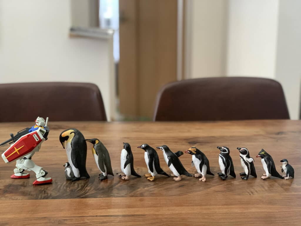 ペンギンたちの先頭に立つガンダム